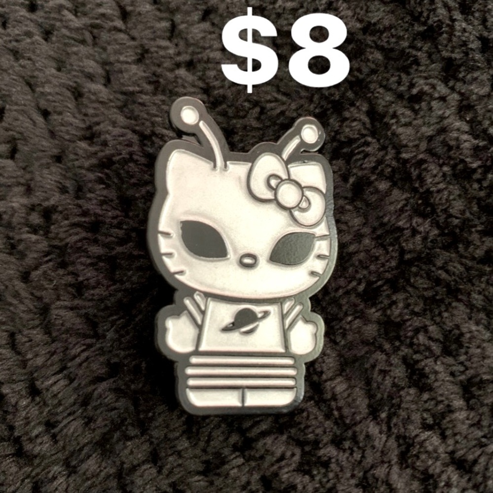 Hello kitty pin